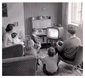 Otros tiempos: familia alrededor de la tv