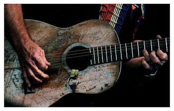 El misterio de
la guitarra desafinada